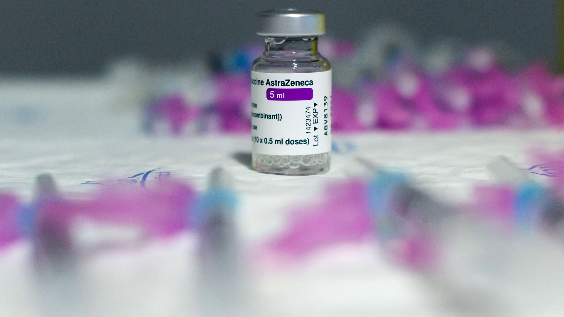 Ein Fläschen mit Astrazeneca-Impfstoff steht auf einem Tisch