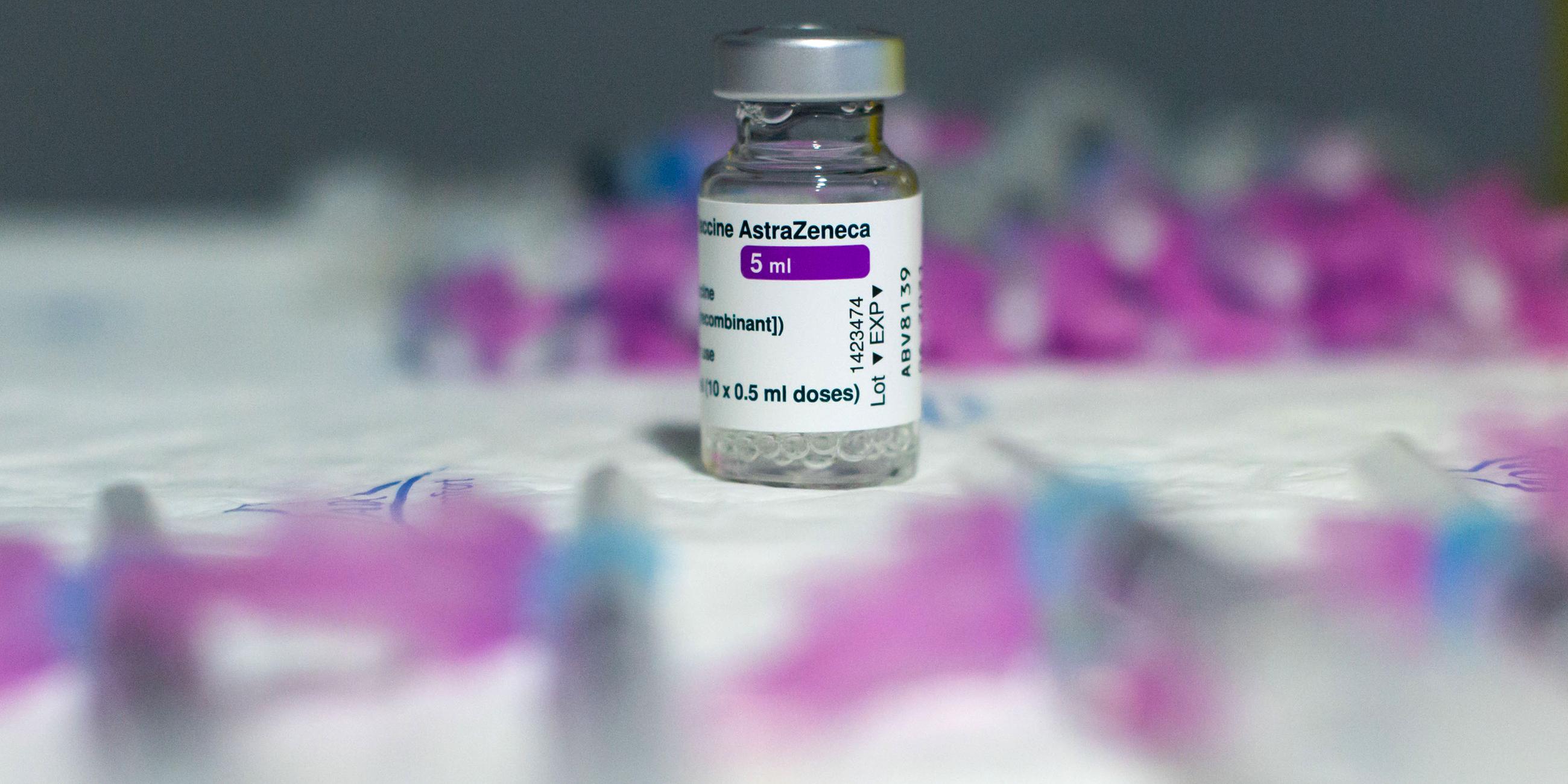Ein Fläschen mit Astrazeneca-Impfstoff steht auf einem Tisch