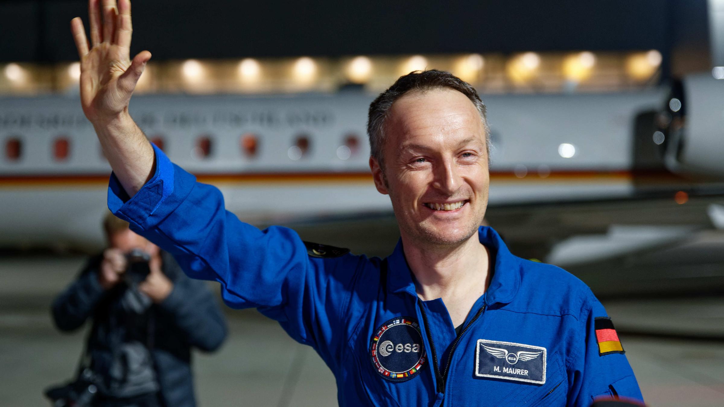 Der Astronaut Matthias Maurer steht nach seiner Ankunft auf dem Flughafen Köln/Bonn auf dem Vorfeld.