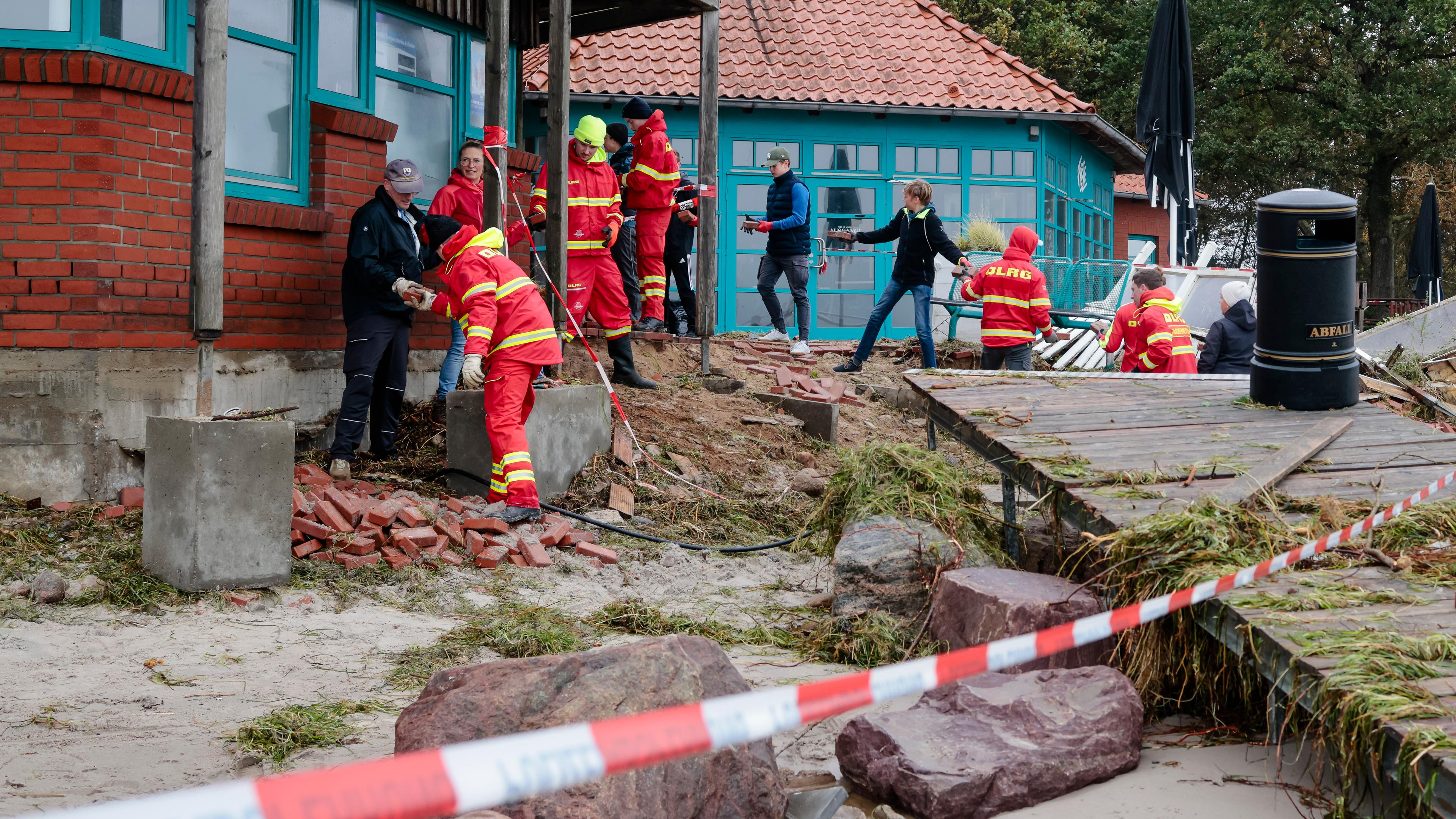 Rettungskräfte helfen bei Aufräumarbeiten