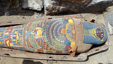 Ausgrabung einer Mumie in Kairo in Ägypten