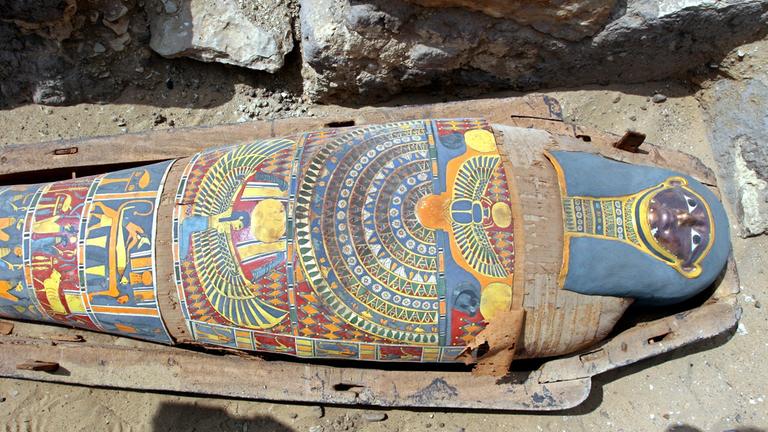 Ausgrabung einer Mumie in Kairo in Ägypten