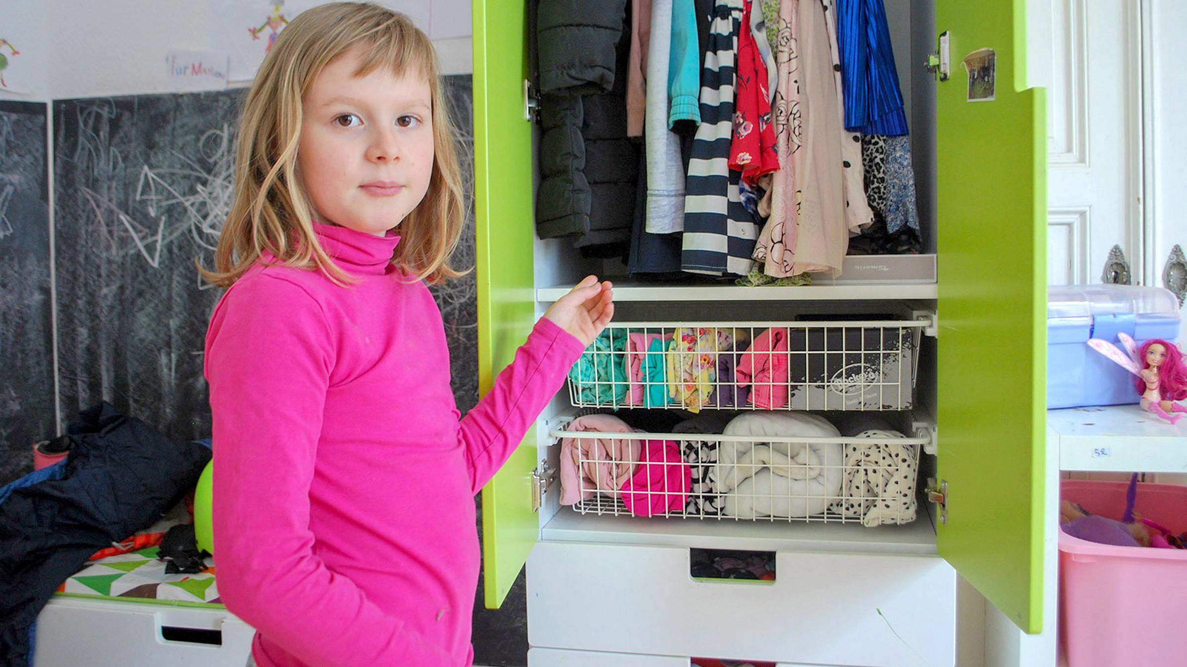 Marlene Glück vor ihrem aufgeräumten Kleiderschrank