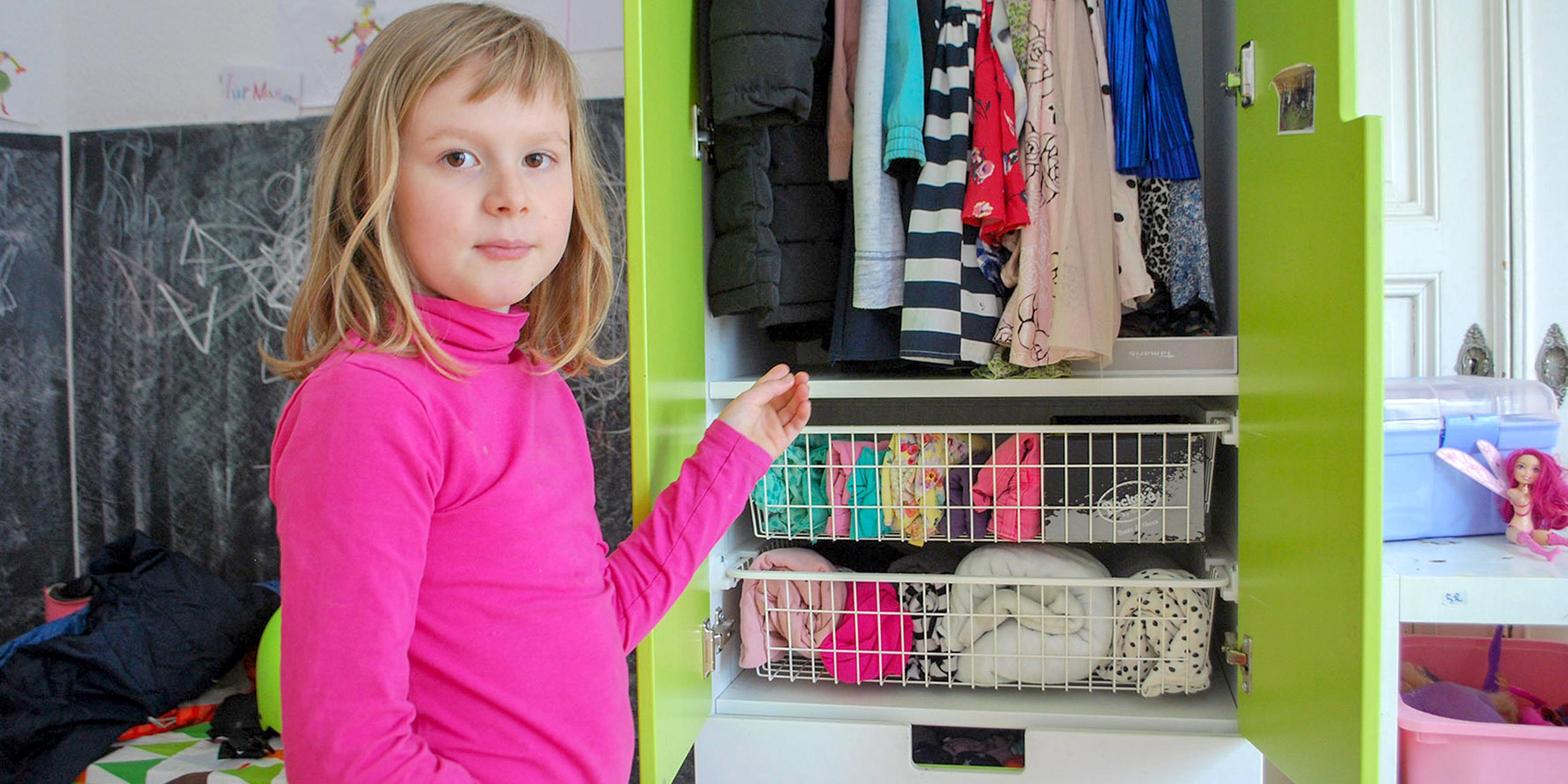Marlene Glück vor ihrem aufgeräumten Kleiderschrank