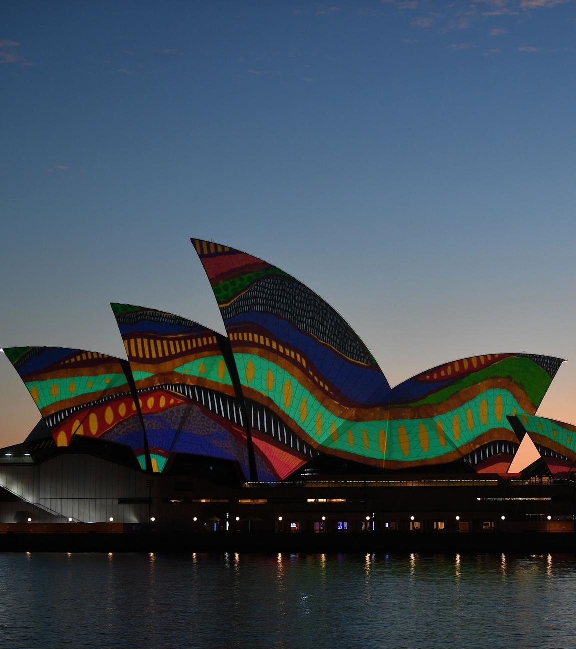 Das berühmte Opernhaus in Sydney ist in traditionellen Mustern der Aborigines angestrahlt.