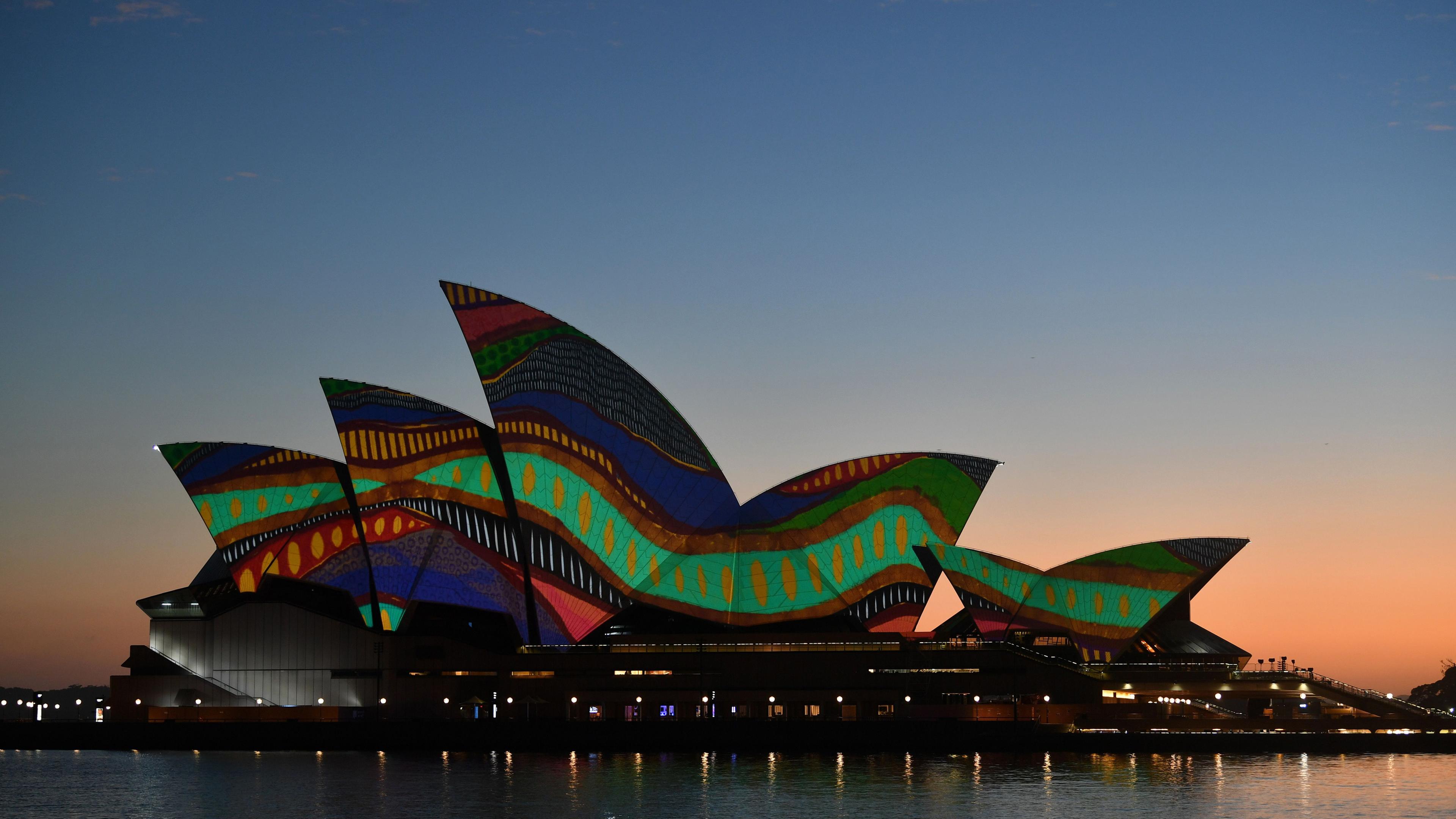 Das berühmte Opernhaus in Sydney ist in traditionellen Mustern der Aborigines angestrahlt.