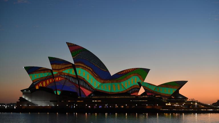 Das berühmte Opernhaus in Sydney ist in traditionellen Mustern der Aborigines angestrahlt.