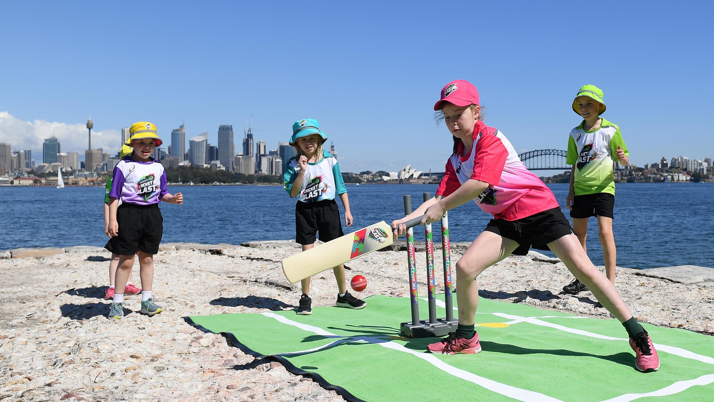 Kinder spielen Cricket in Australien