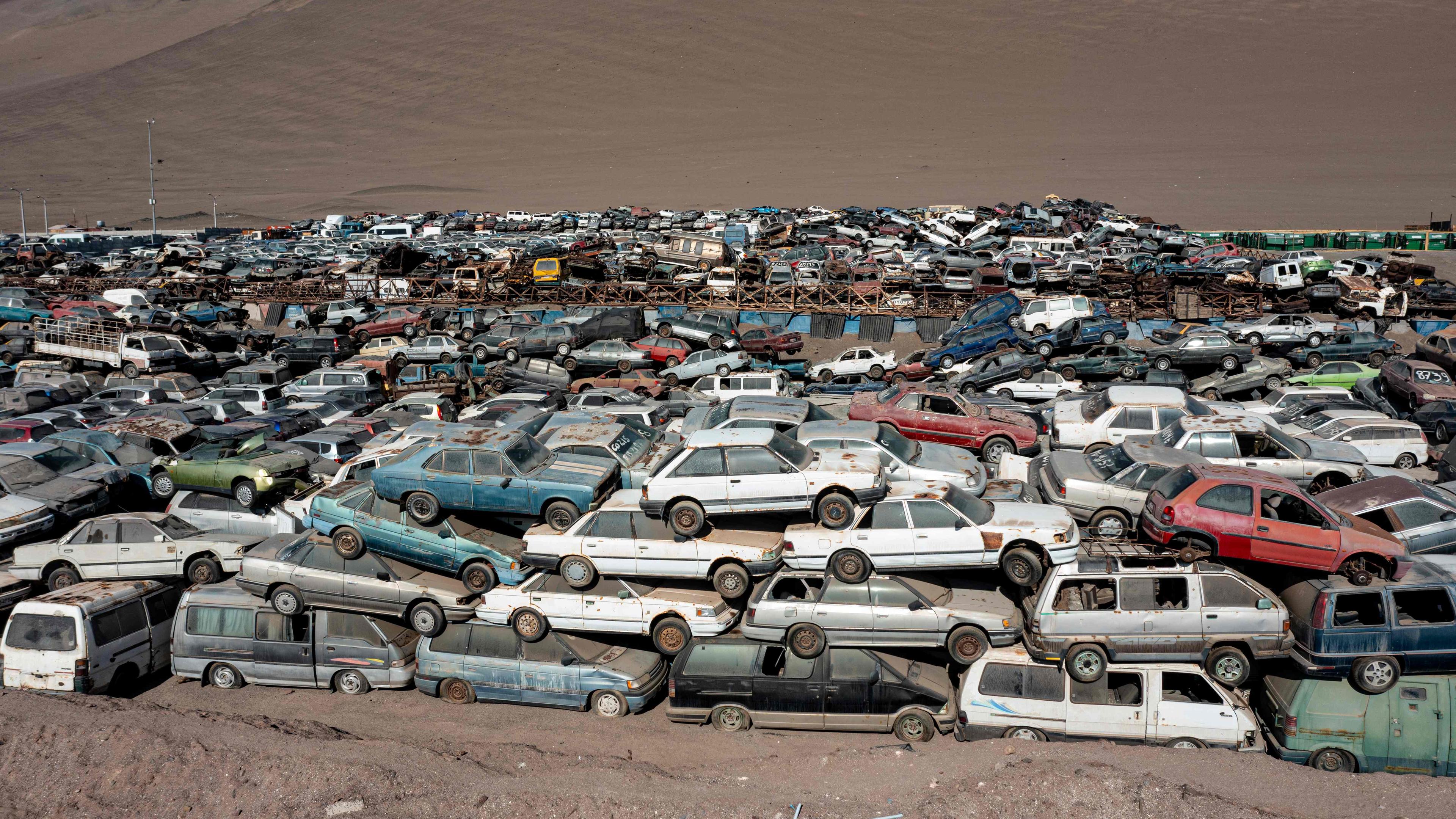 Hunderte verstaubte Autos stapeln sich auf einer Mülldeponie in der Atacama-Wüste im Norden Chiles. 
