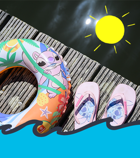 Ein Schwimmring und Flipflops liegen auf einem Steg am See. Dazu ein Symbol für Wellen und Sonne.  