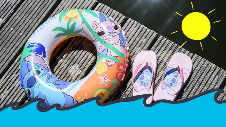 Ein Schwimmring und Flipflops liegen auf einem Steg am See. Dazu ein Symbol für Wellen und Sonne.  