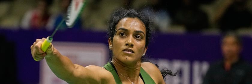 Spielerin P.V. Sindu spielt Badminton. 