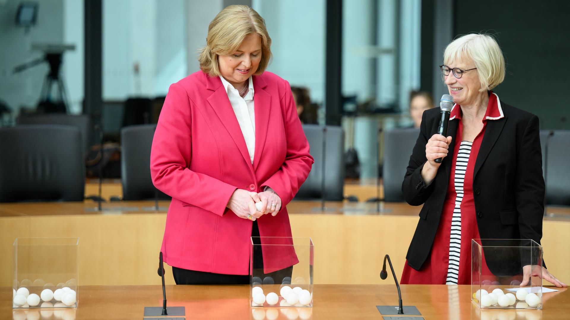 Bundestagspräsidentin Bärbel Bas (l, SPD) zieht zusammen mit Christine von Blanckenburg vom Nexus Institut bei der Bürgerlotterie im deutschen Bundestag die Teilnehmenden des ersten Bürgerrates "Ernährung im Wandel".