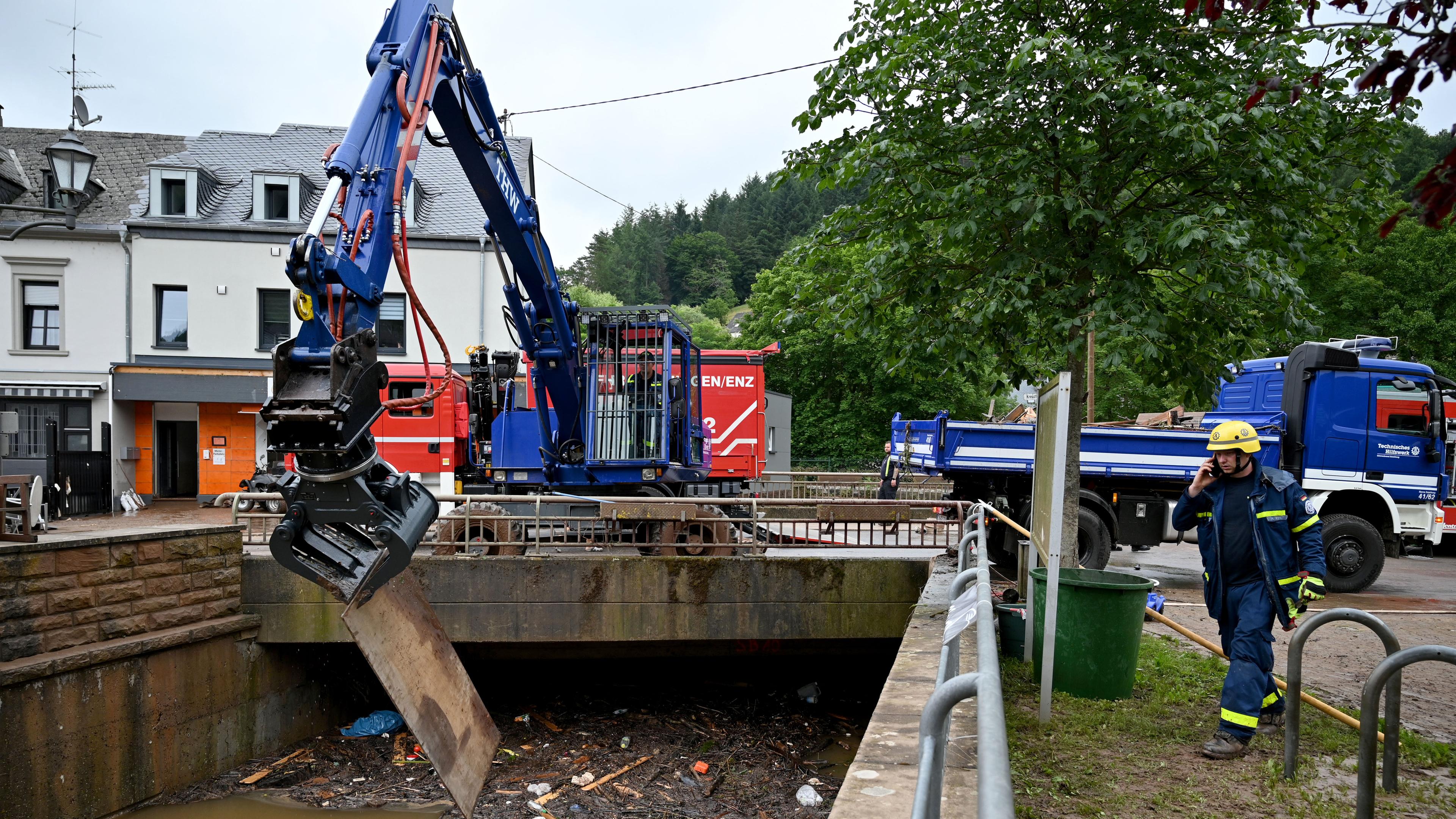 Bagger des THW hilft bei Aufräumarbeiten 