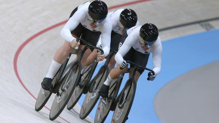 Drei Bahnradfahrerinnen fahren auf einer Fahrradbahn