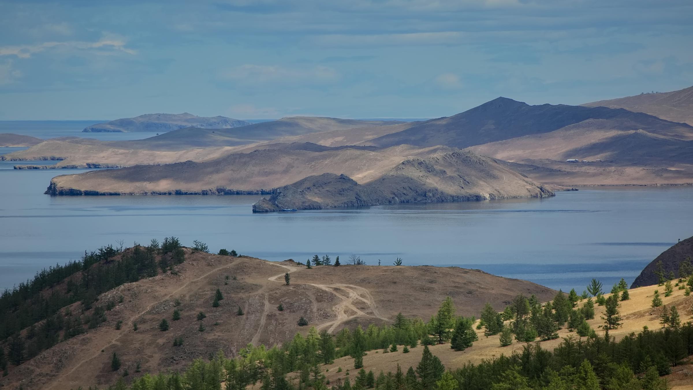Man sieht den Baikalsee in Russland. 