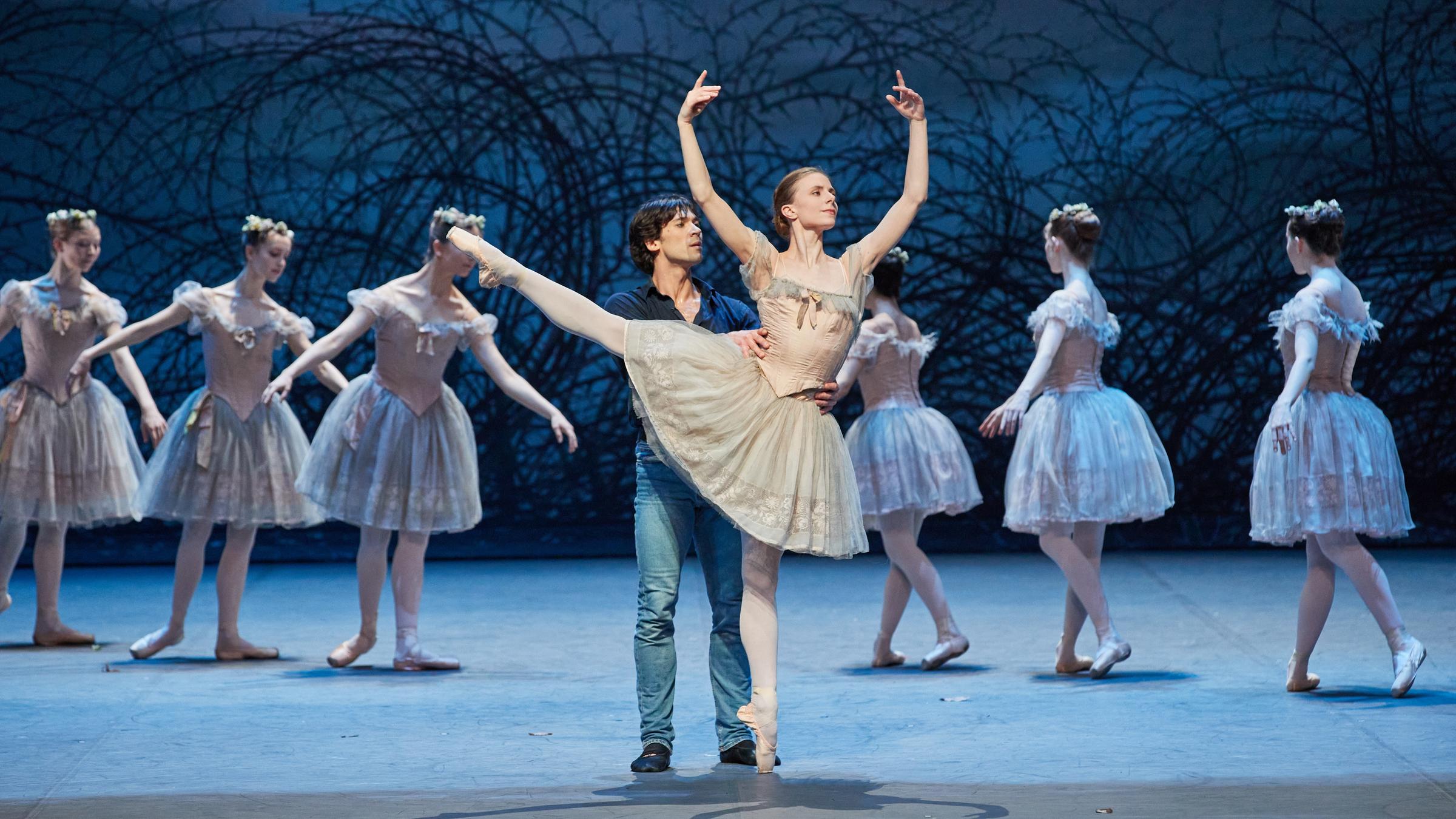 Balletttänzer-Paar, Mann hält Frau