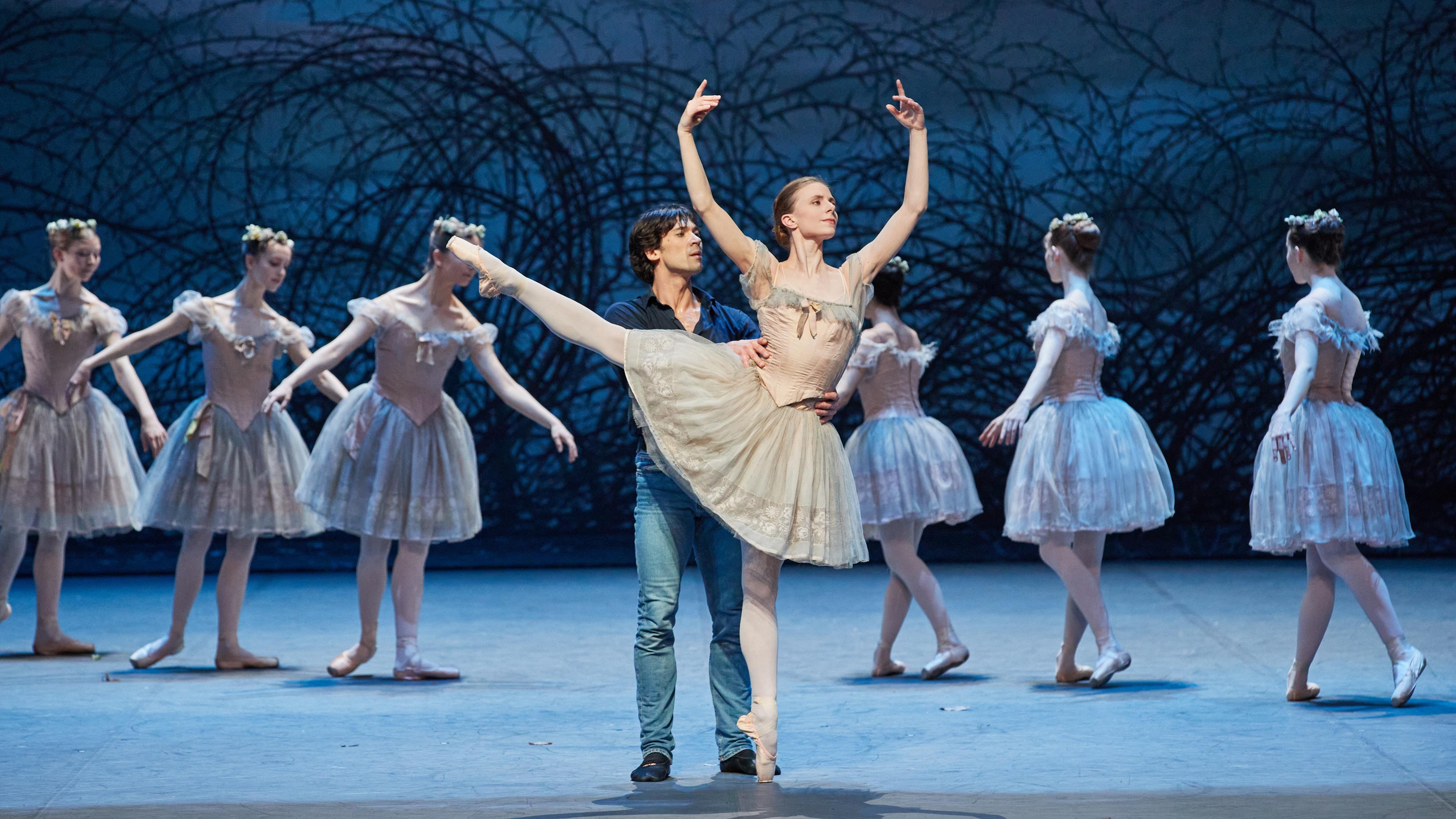 Balletttänzer-Paar, Mann hält Frau