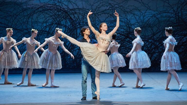 Balletttänzer-Paar, Mann hält Frau