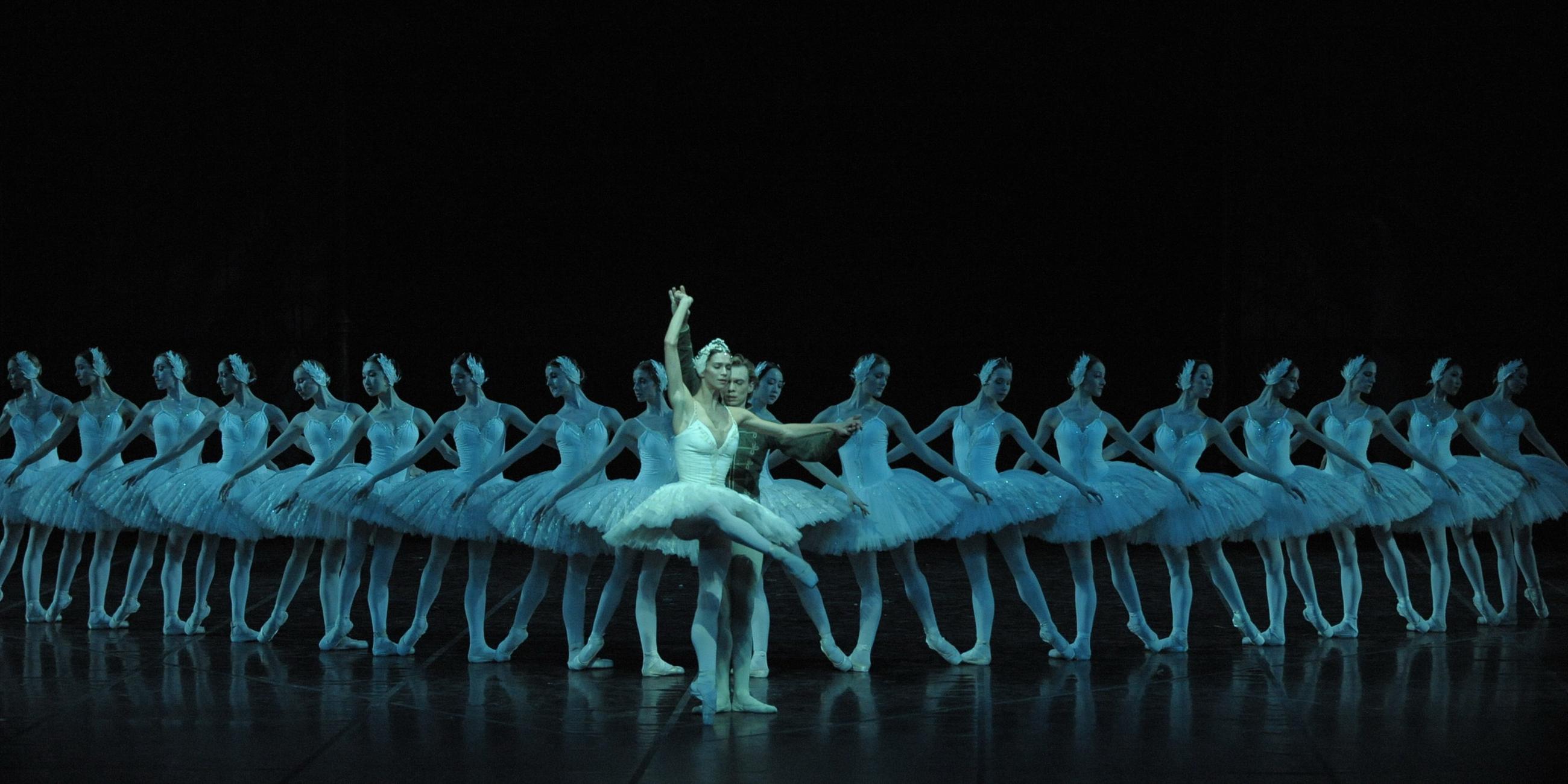 Gruppe von Balletttänzerinnen und ein Balletttänzer