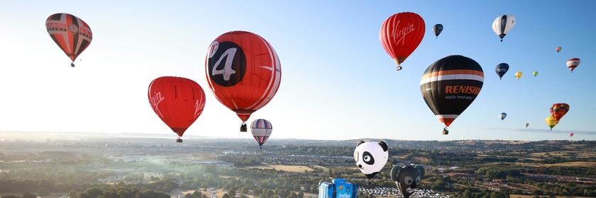 Große Heißluftballons in der Luft. 