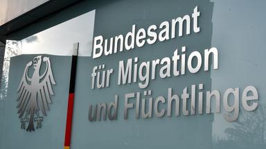 Schild am Gebäude des Bundesamtes für Migration und Flüchtlinge