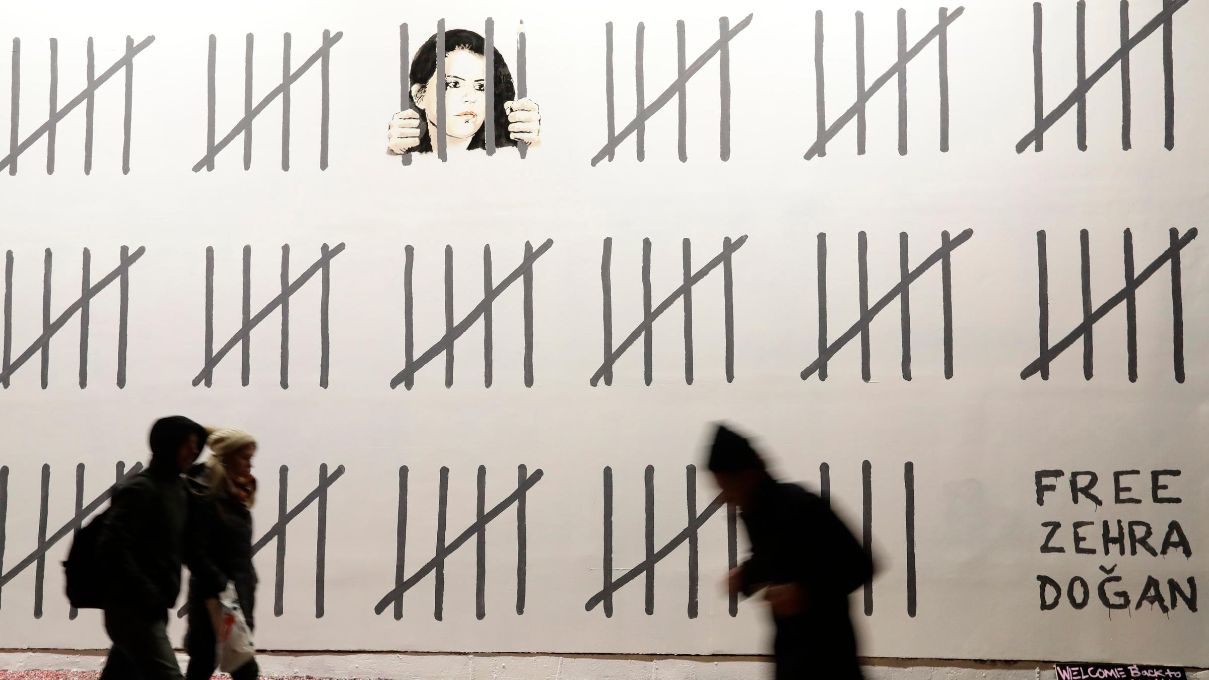 Banksy zeigt die Journalistin hinter Gittern
