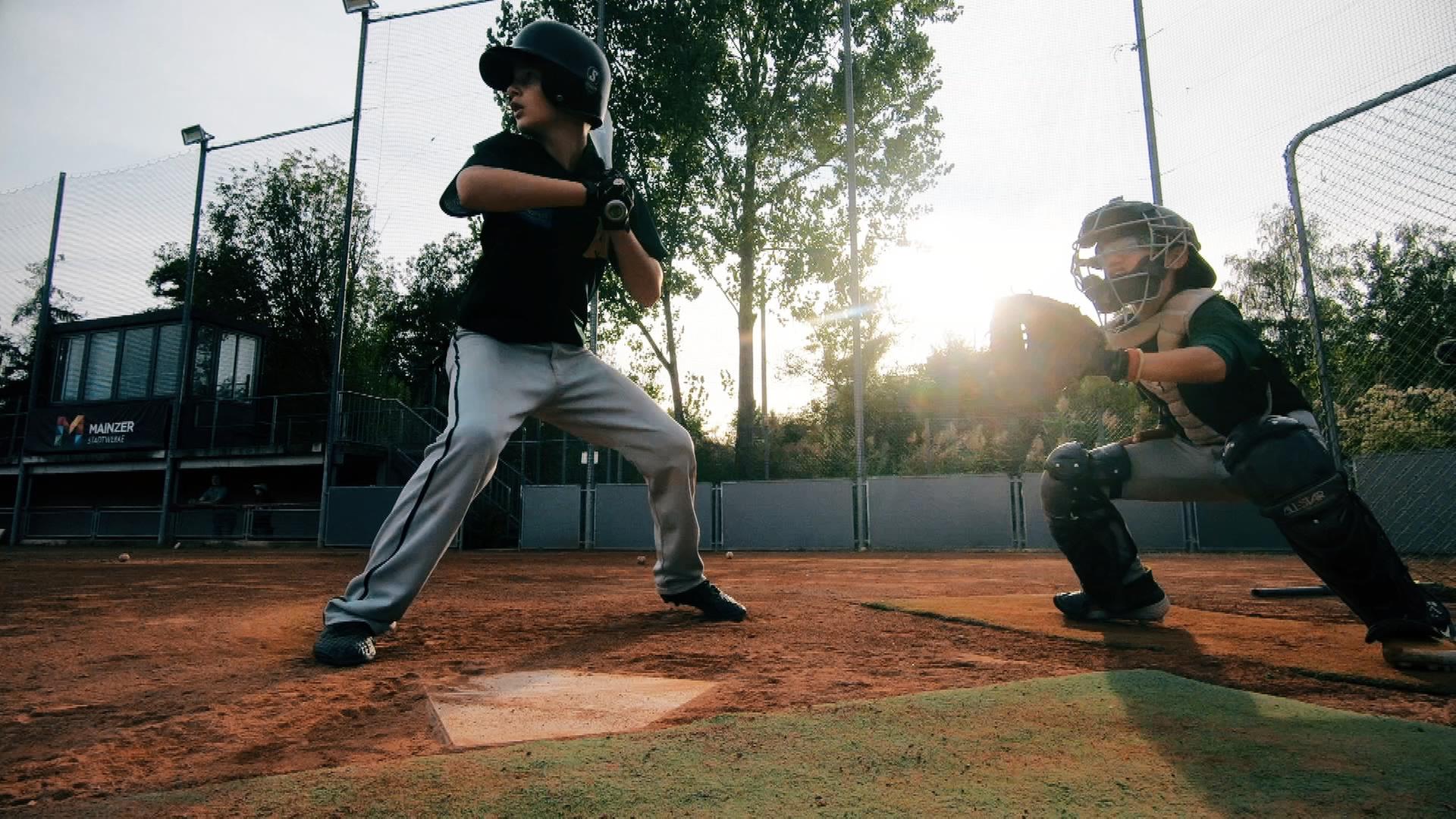 Zwei Kinder spielen Baseball 