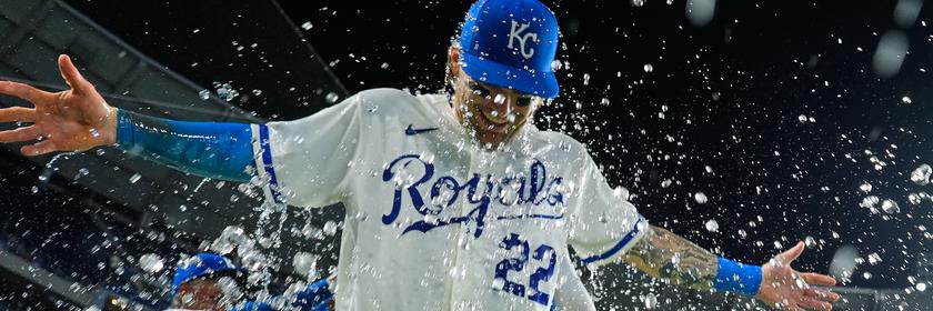 Baseballspieler wird mit Wasser überschüttet.
