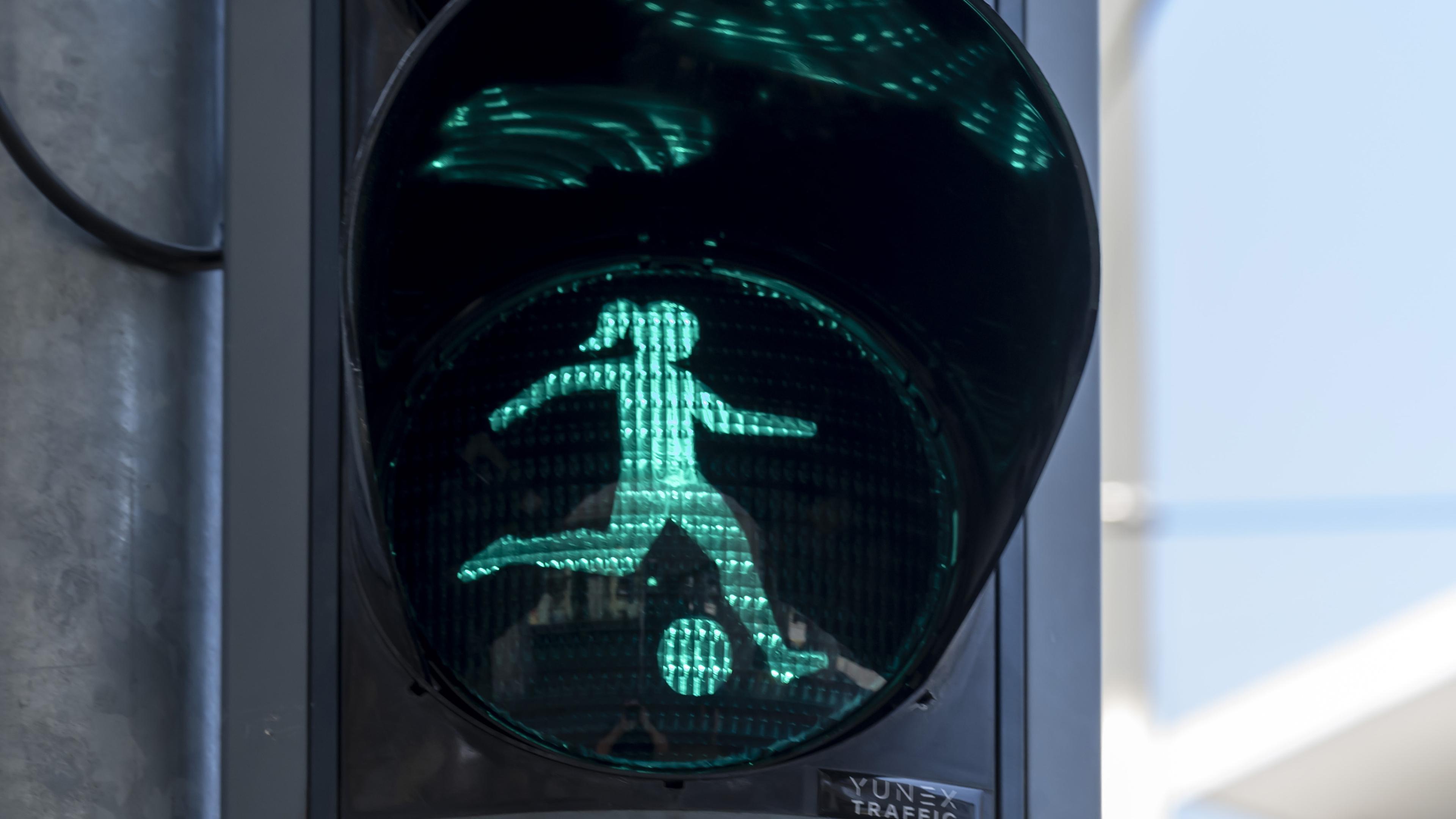 Statt einem grünen Ampelmännchen ist auf einer Ampel in Basel nun eine Fußballspielerin zu sehen 