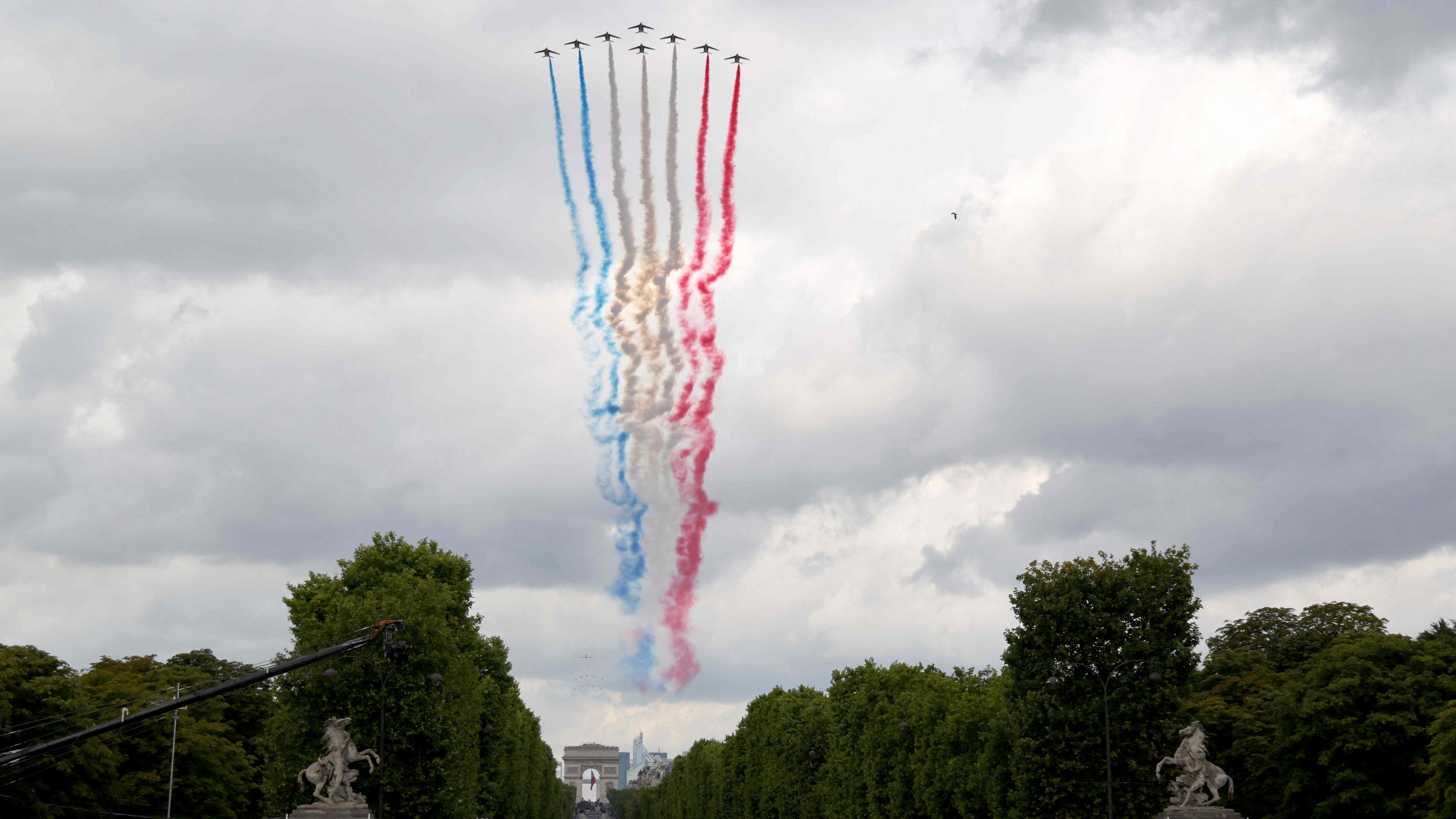 Bastille-Tag in Frankreich: Flugshow anlässlich des Nationalfeiertags. Mehrere Flugzeuge fliegen über Paris und hinterlassen eine Spur in den Farben der französischen Flagge