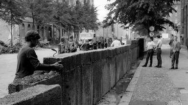 Durch Berlin wird eine Mauer gebaut