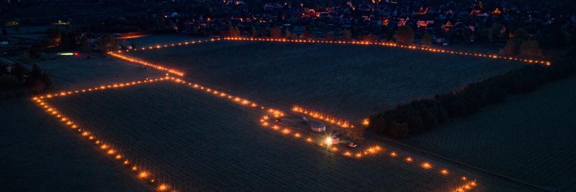 Bauern schützen Rebstöcke vor Frost mit kleinen Feuern