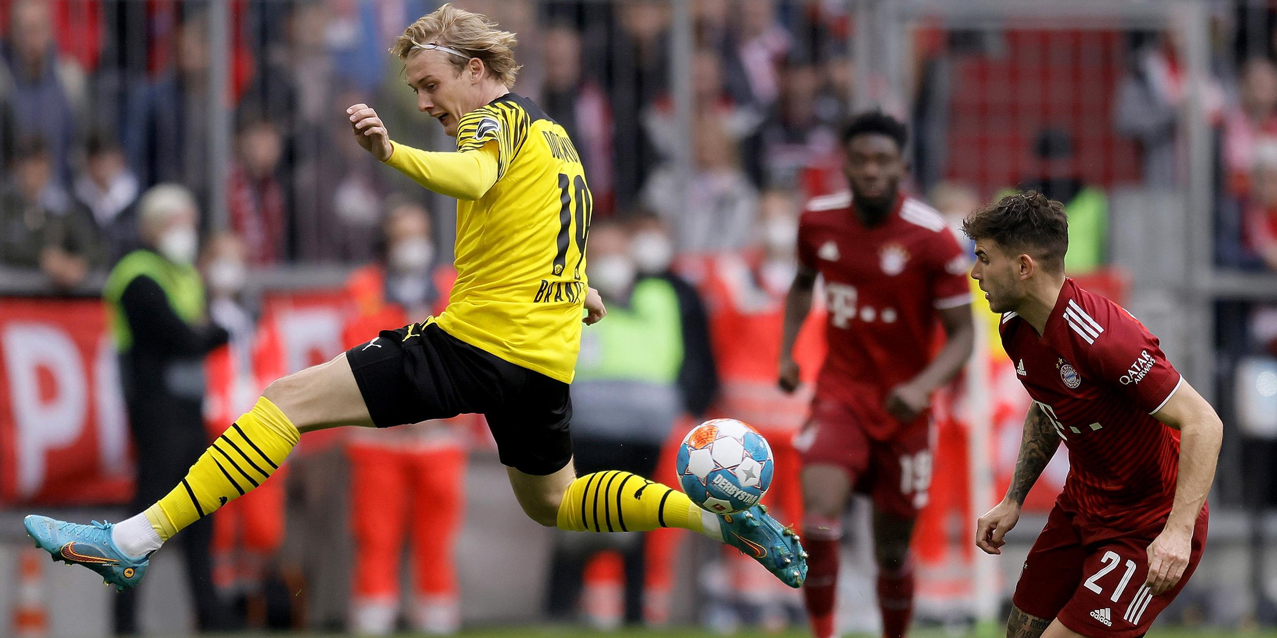 Dortmunds Julian Brandt (l.) in Aktion mit Bayerns Lucas Hernandez (r.).