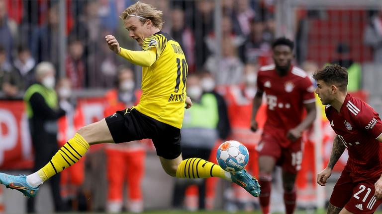 Dortmunds Julian Brandt (l.) in Aktion mit Bayerns Lucas Hernandez (r.).