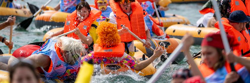 Rund 80 Teams kämpfen beim 1. Navigators-Gummibootrennen im Lido Luzern am Vierwaldstättersee um den Sieg.