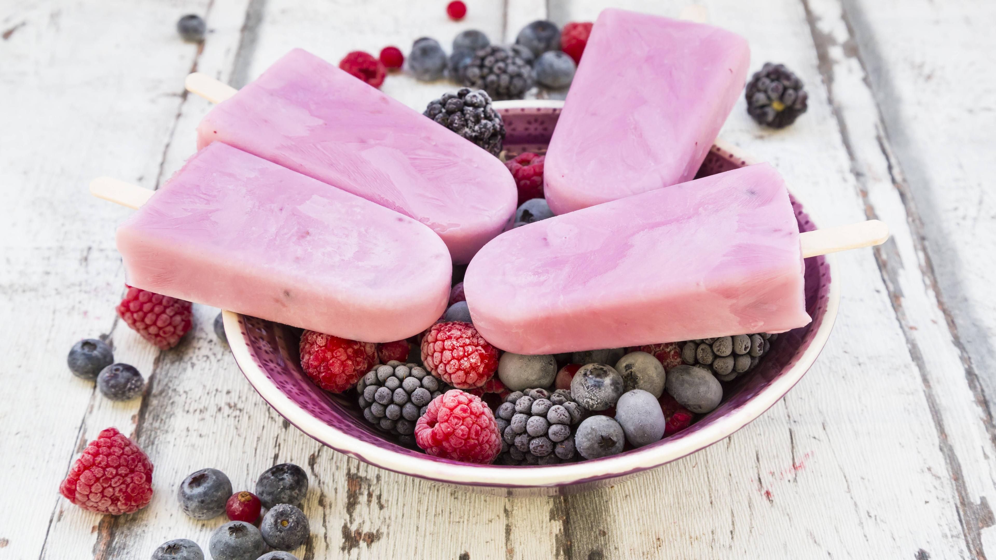 Beeren-Eis am Stiel