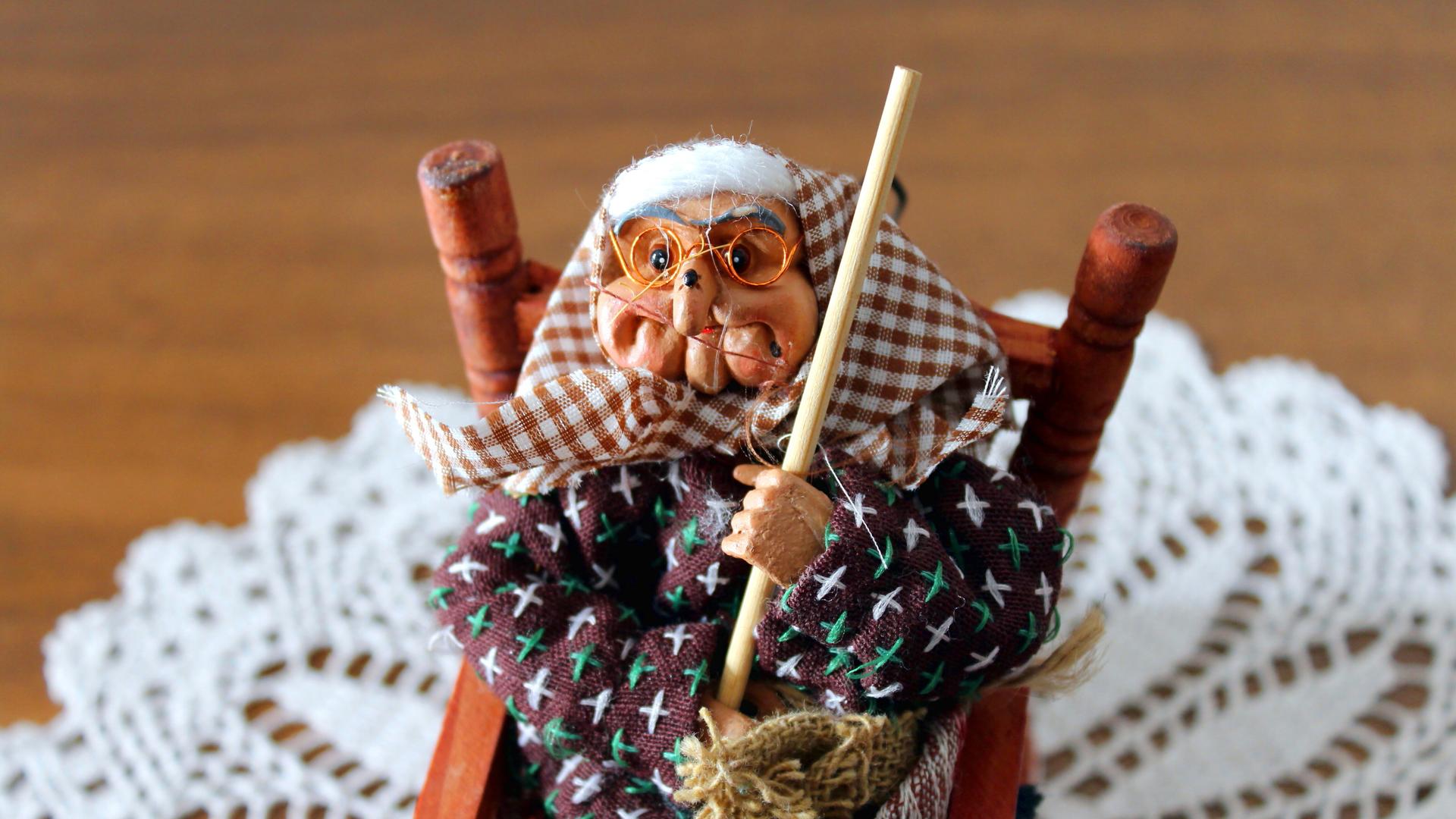 Eine Figur der Hexe Befana