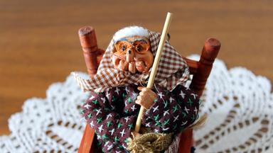Eine Figur der Hexe Befana