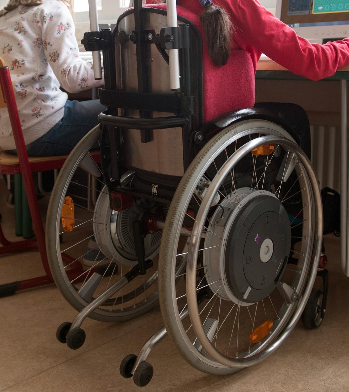 Zum Tag der Menschen mit Behinderung: Kind im Rollstuhl in der Schule