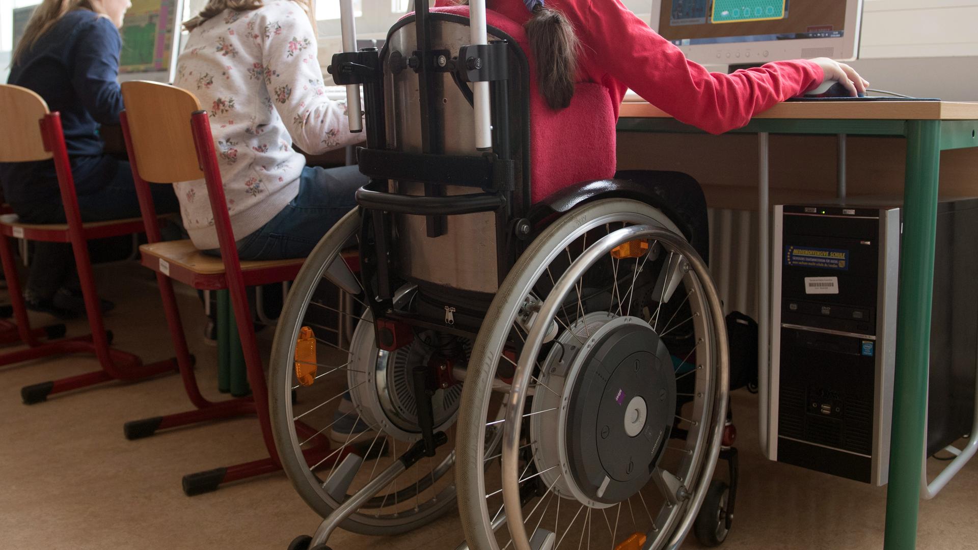 Zum Tag der Menschen mit Behinderung: Kind im Rollstuhl in der Schule