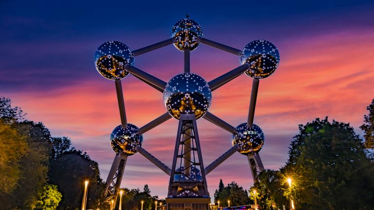 Rohren und Metallkugeln steht in Belgien