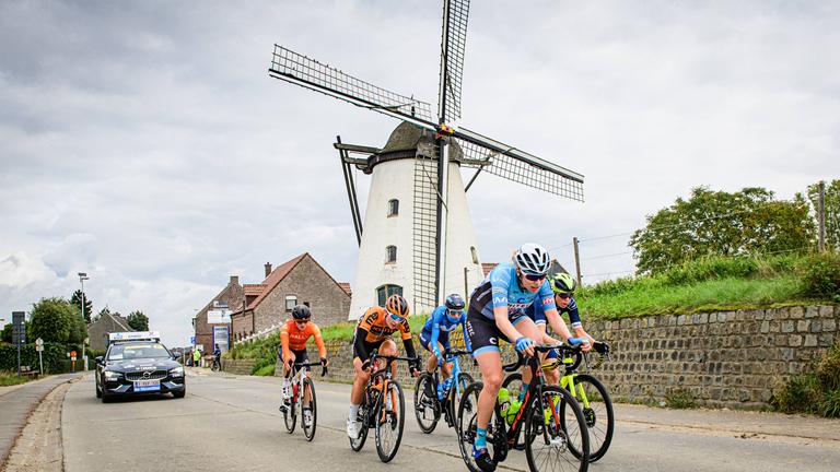 Rennradfahrerinnen fahren auf einer Tour durch die Wallonie