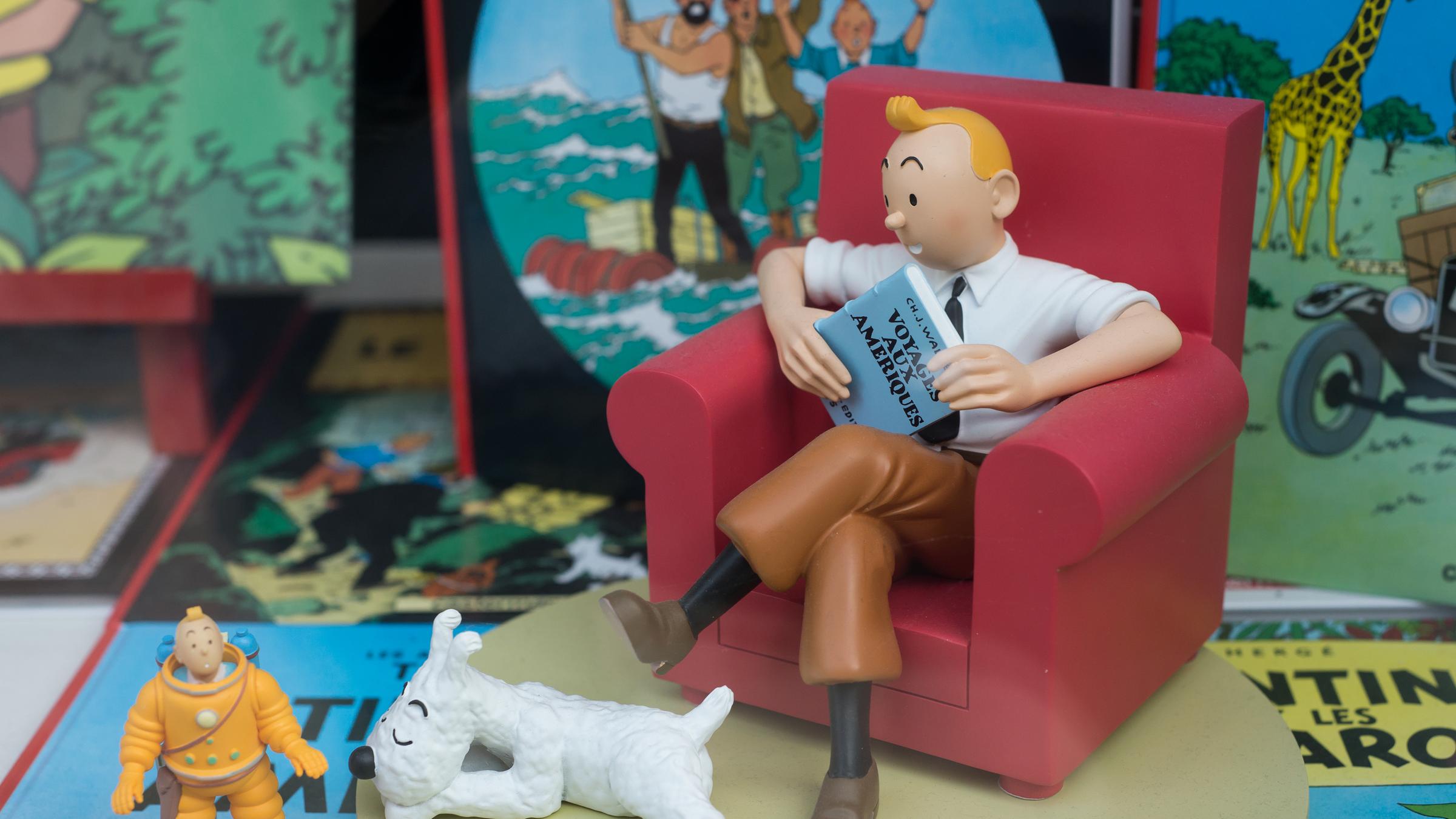 Tim, von Tim und Struppi sitzt auf deinem Sessel inmitten der Comic-Hefte