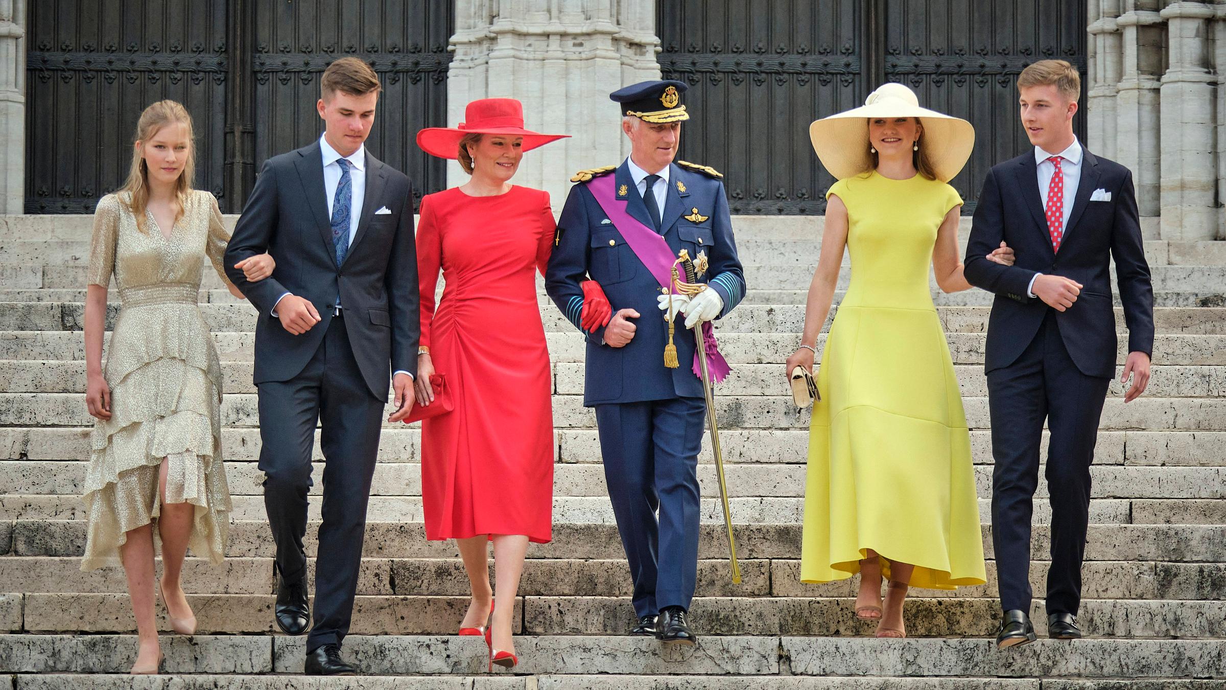 Die Königsfamilie schreitet über eine Treppe