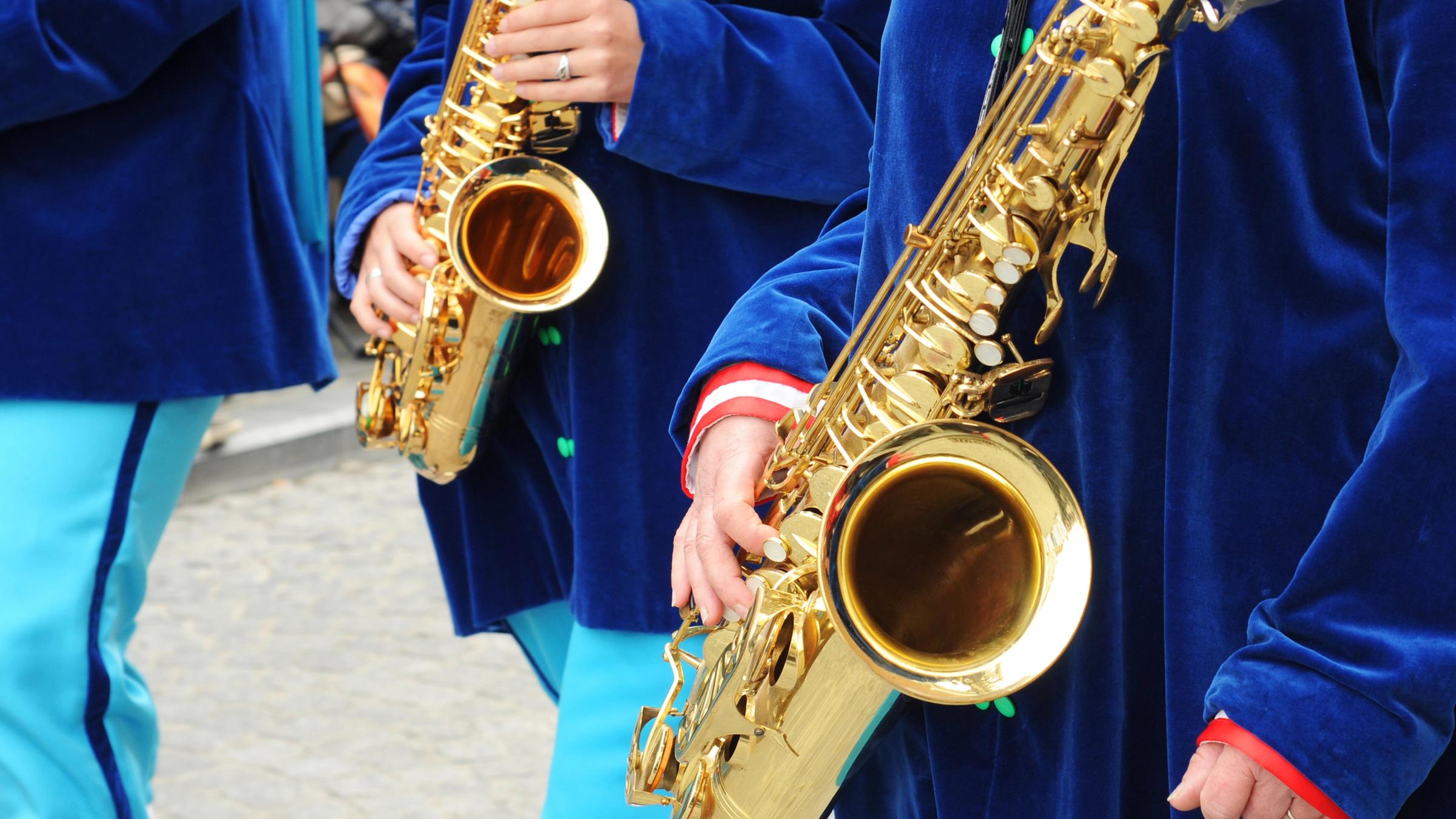 Zwei Saxofone in einer Band