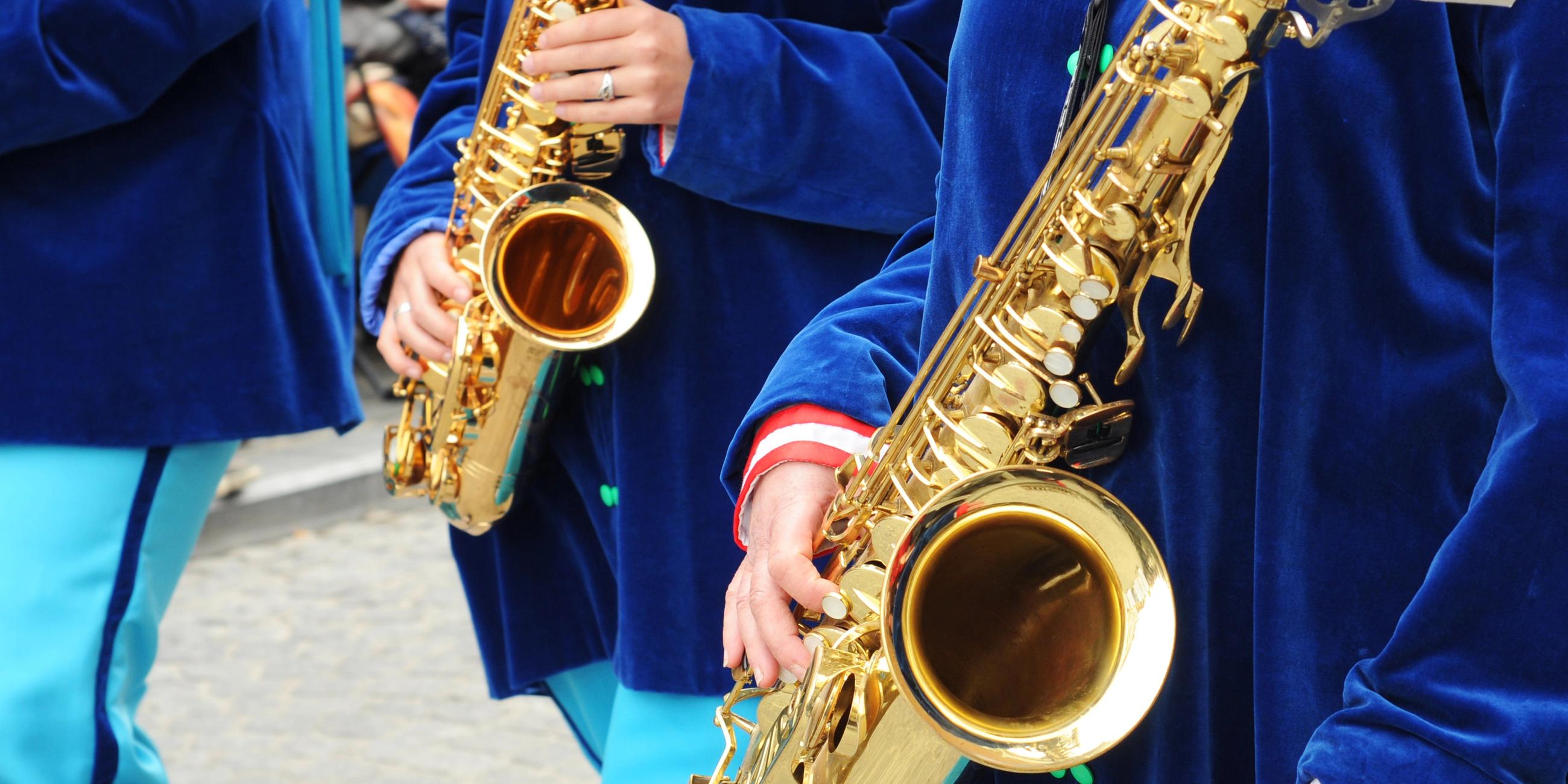 Zwei Saxofone in einer Band