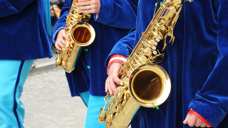 Zwei Saxofone in einer Band