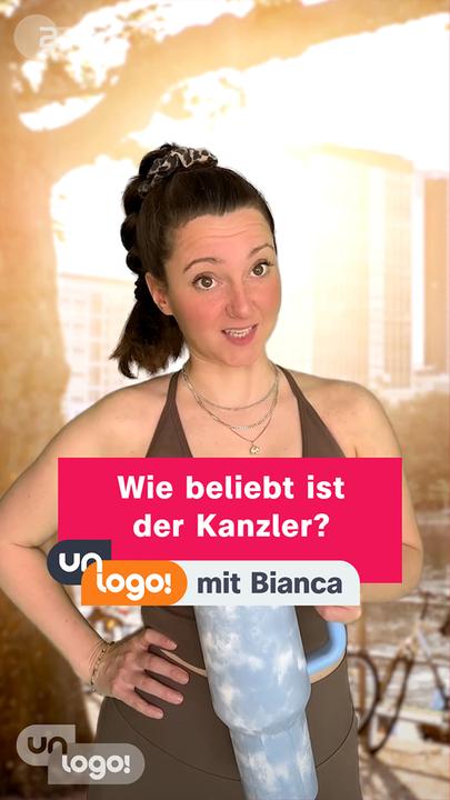Bianca mit Flasche in der Hand vor einem Baum stehend