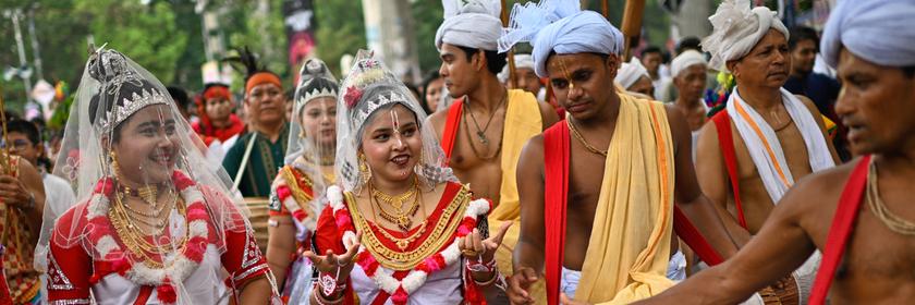In Bangladesch feiern Menschen am 14. April das bengalische Neujahr – mit bunten Umzügen, traditioneller Kleidung und großen Märkten.
